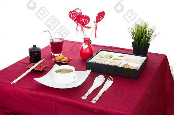表格服务表格早餐喝桌布红色的餐具关闭室内白色背景