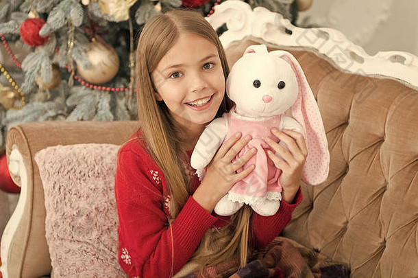 太可爱了。小孩玩软<strong>玩具</strong>。小孩带着礼物开心地笑着。最好的圣诞<strong>玩具</strong>。小女孩和可爱的兔子在圣诞树旁。小女孩抱着兔子<strong>玩具</strong>。