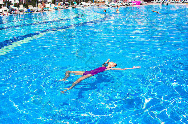 凯默，安塔利亚，土耳其——2018年7月19日：巴鲁特酒店的大型游泳池，人们在蓝色的夏日天空下游泳