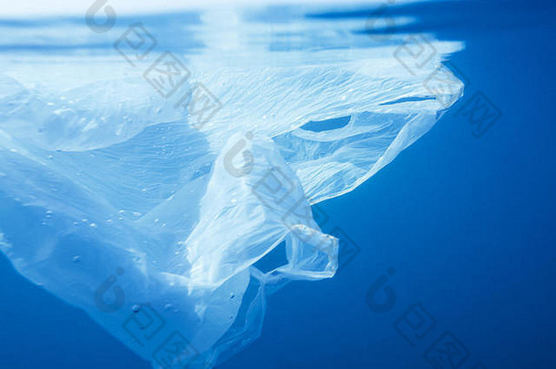 塑料浪费水下塑料袋地中海海蓝色的水表面环境问题塑料污染