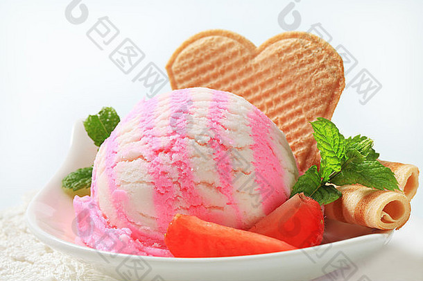 一勺冰淇淋加草莓和薄饼