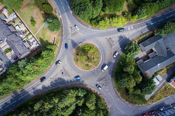 空中视图环形交叉路口道路小威尔士小镇被称为blaina