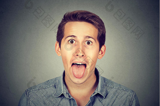 年轻人伸出舌头的画像