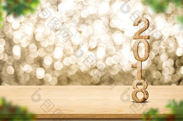 木桌上的2018新年快乐，模糊圣诞树前景在模糊闪闪发光的金色波基光墙，全景横幅用于展示或蒙太奇