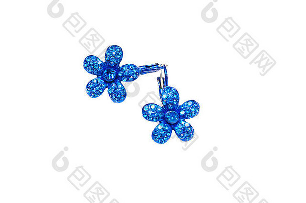 白色耳环上的花朵形状的蓝色耳环