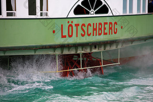 PS Lötschberg（苏黎世埃舍尔·怀斯于1914年建造）船桨箱的特写镜头，离开瑞士布里恩斯码头