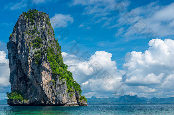 美丽的积云、清澈的大海和高高的悬崖——泰国波阿岛的美景令人叹为观止