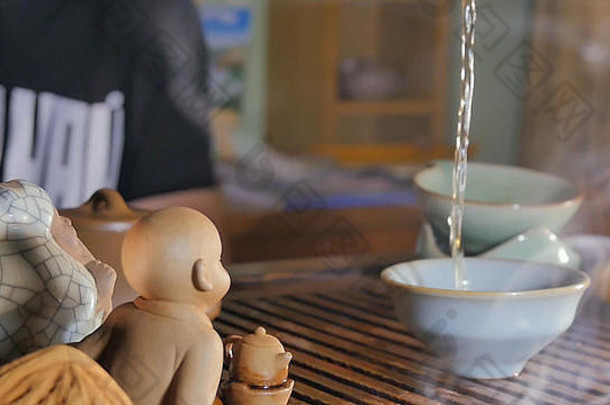 传统的中国茶道，把茶倒在一杯黏土里。用勺子倒茶