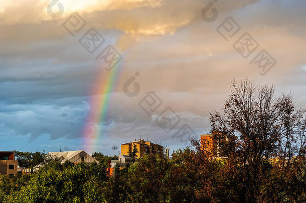 美丽的彩虹住宅区马德里狂风暴雨的一天日落