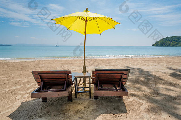 泰国普吉岛夏日岛上的沙滩椅和雨伞。暑期、旅游、度假、度假概念。