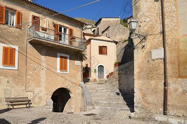 狭窄的街房子中世纪的村