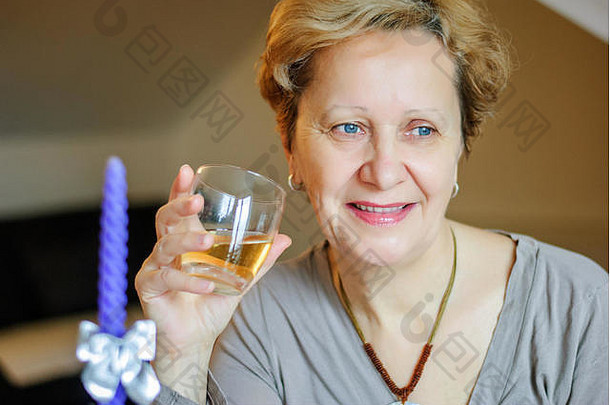 中年女人坐着表格公寓喝喝正在进行的庆祝活动