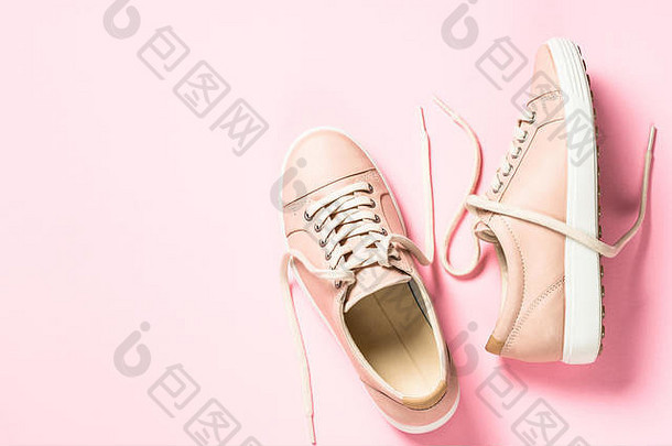 粉红色的鞋子粉红色的前视图