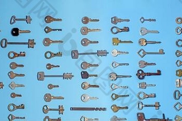 键集蓝色的背景通过锁键保险箱财产安全房子保护古董类型键