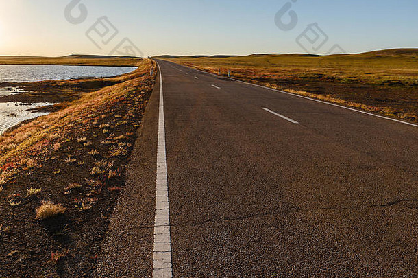 蒙古小湖沿线蒙古草原的沥青路