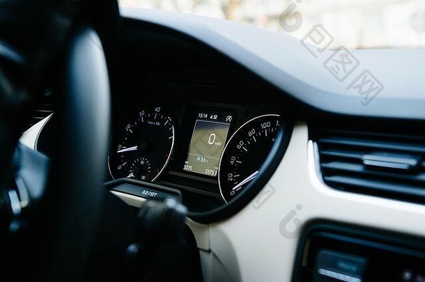 带有模拟和数字限速时钟以及数字点阵屏幕上的零公里的现代豪华车内部视图
