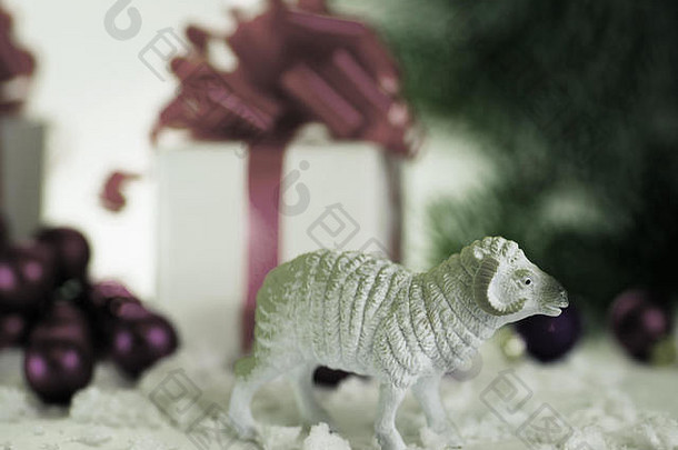 圣诞球玩具羔羊和枞树爪子礼物