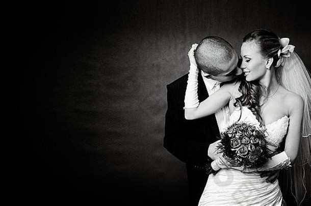 新郎新娘在摄影棚拍摄的黑色背景结婚照