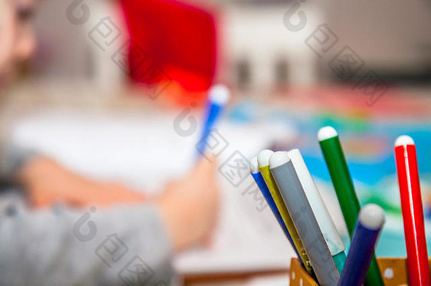 彩色画册中女孩用彩色铅笔绘画的特写镜头