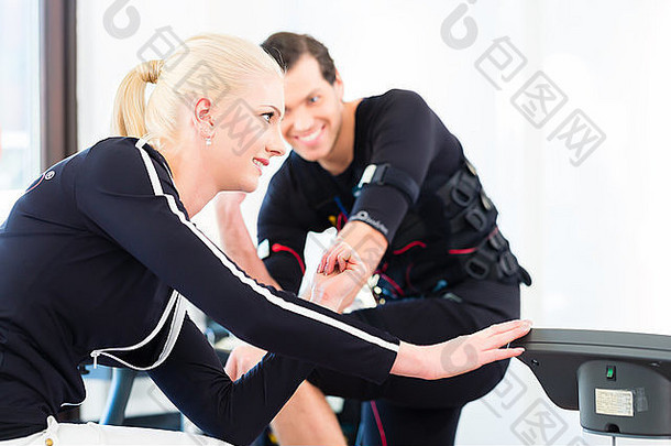 女教练进行男女ems肌肉电刺激训练