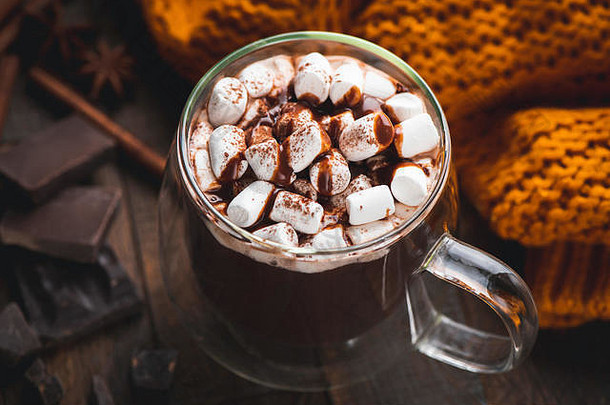 一杯热巧克力加棉花糖和巧克力糖浆。特写镜头。双层底热巧克力饮料玻璃杯