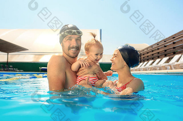 一家人在游泳池旁玩得很开心。游泳池、休闲、游泳、避暑、休闲、健康生活理念