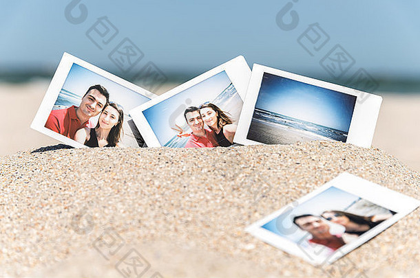 年轻男女朋友在海滩上的快乐夫妻<strong>即时</strong>照片