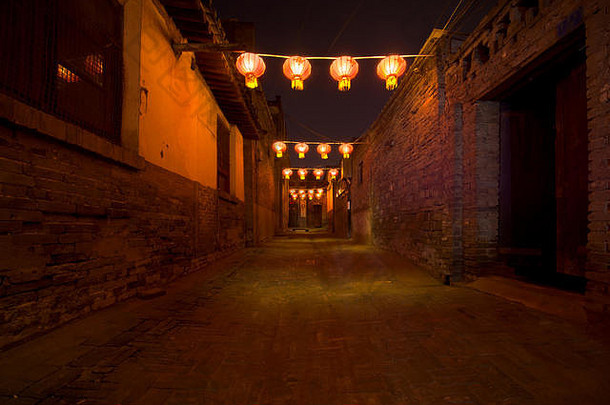 晚上在平遥的一条街道上有红灯笼和波克。平遥古城是著名的旅游胜地。中国山西
