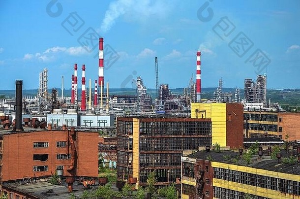 乌法废弃的化工厂（前苏联）。俄罗斯乌法的废弃工厂。俄罗斯工厂的<strong>工业</strong>观