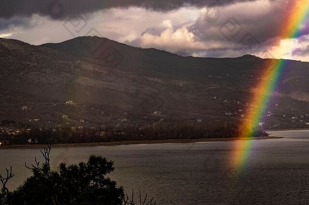 卡斯托里亚湖上的彩虹