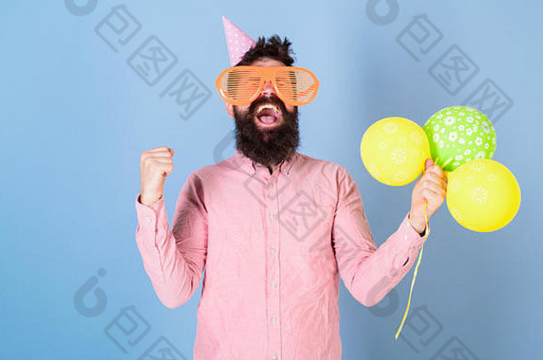 赶时髦的人巨大的眼镜庆祝生日庆祝活动概念男人。胡子快乐的脸持有空气气球光蓝色的背景的家伙聚会，派对他空气气球庆祝