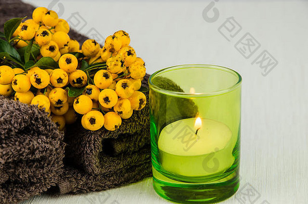 毛巾蜡烛黄色<strong>的</strong>浆果植物装饰生活图像