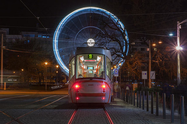 捷克共和国布尔诺临期摩拉维亚广场的有轨电车和圣诞节摩天轮