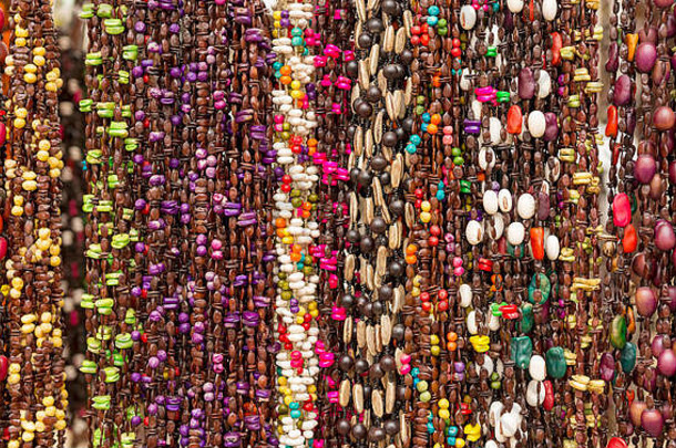 当地市场上的彩色串珠作为背景图案