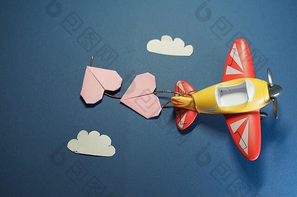 带有折纸粉色心形的飞机玩具。