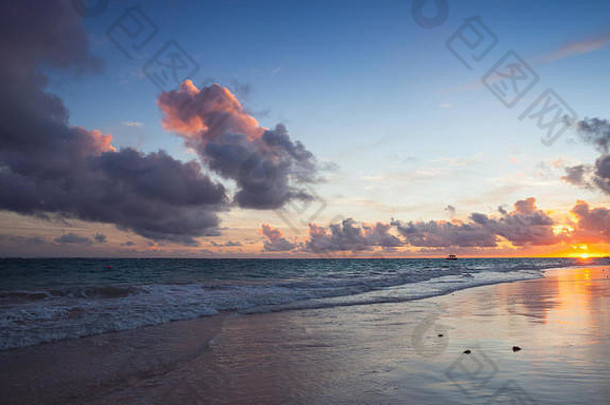 日出时五彩缤纷的海景。大西洋海岸，巴瓦罗海滩，伊斯帕尼奥拉岛。多米尼加共和国，海岸景观