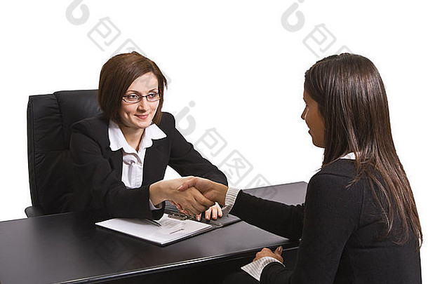 女商人在办公室握手。这些文件是我的。