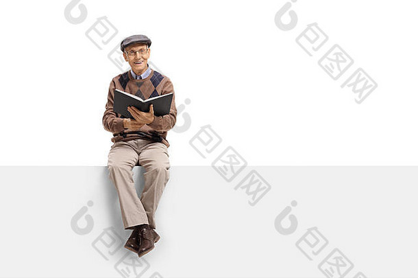 一位老人拿着一本书坐在白色背景上的一块嵌板上