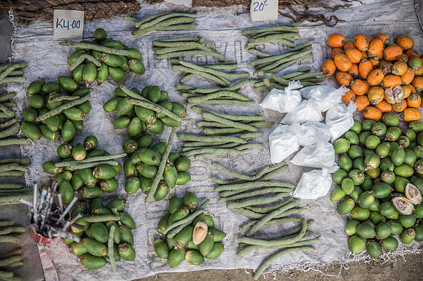 巴布亚新几内亚东塞皮克省街头市场上出售的绿槟榔（buai）、芥末（daka）和石灰粉（kambang）