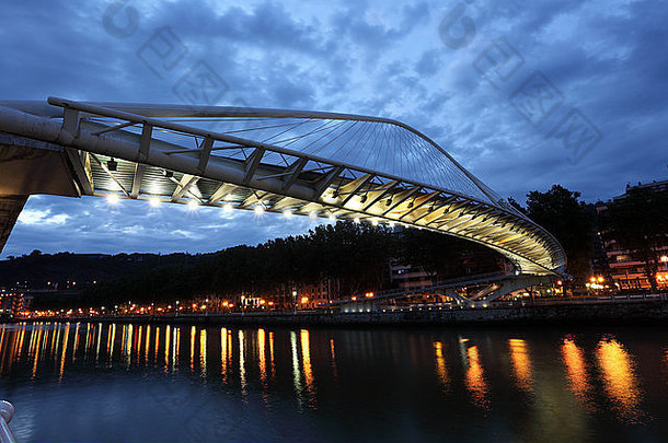 毕尔巴鄂Nervion河上的人行天桥。西班牙比斯开省