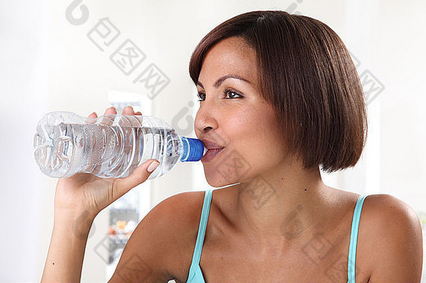 女人喝水瓶