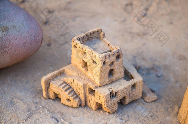 埃及达赫拉沙漠老村庄Al-Qasr的老盘子
