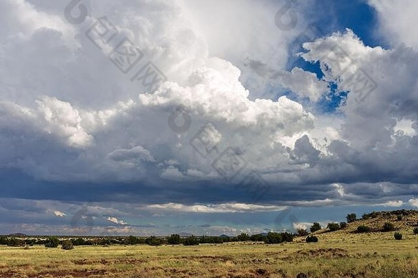 亚利桑那州弗拉格斯塔夫附近正在发展的雷暴形成的积雨<strong>云</strong>形成的夏季<strong>云</strong>景。