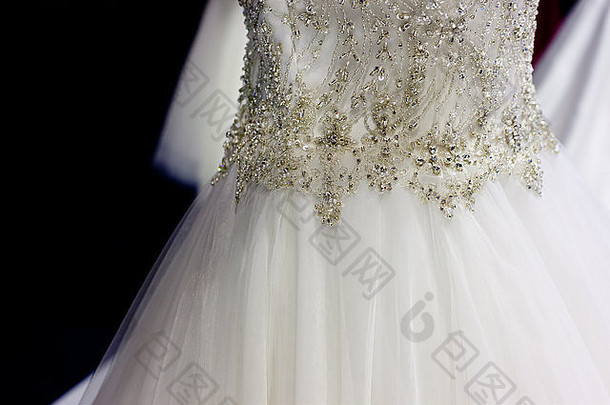 带有珍珠、银和莱茵石等饰物的新娘礼服细节