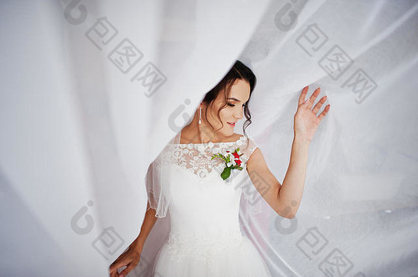 梦幻新娘在<strong>婚纱摄影</strong>环节用薄纱摆姿势。肖像