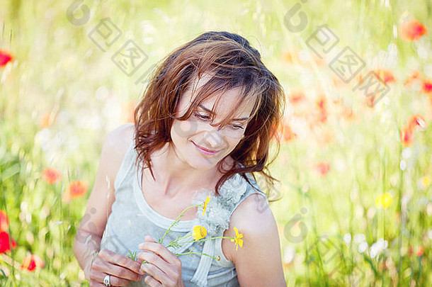 成人浅黑肤色的女人女人微笑夏季户外自然