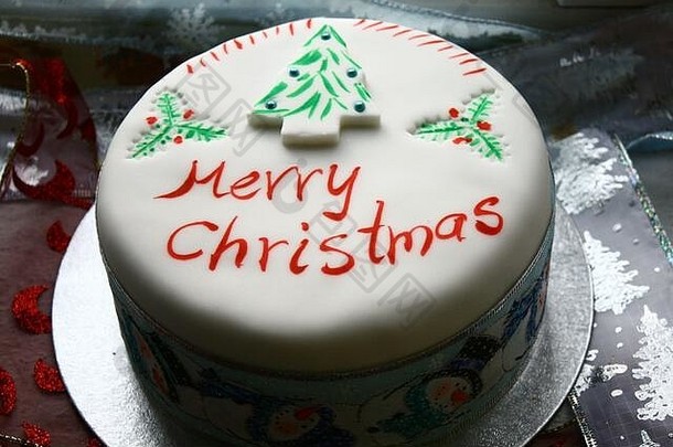 白色糖霜蛋糕，上面写着“圣诞快乐”，还有一棵绿色圣诞树