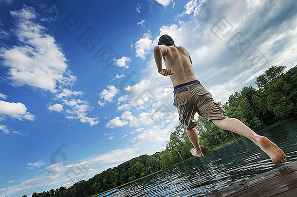 纽约状态美国男孩运行跳水木码头