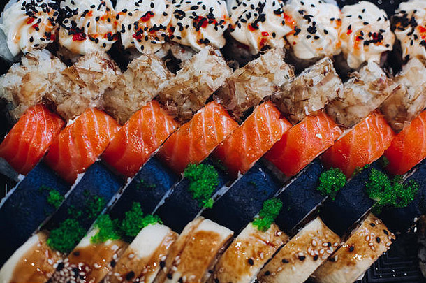 色彩斑斓的美味的令人垂涎的寿司集有趣的演讲