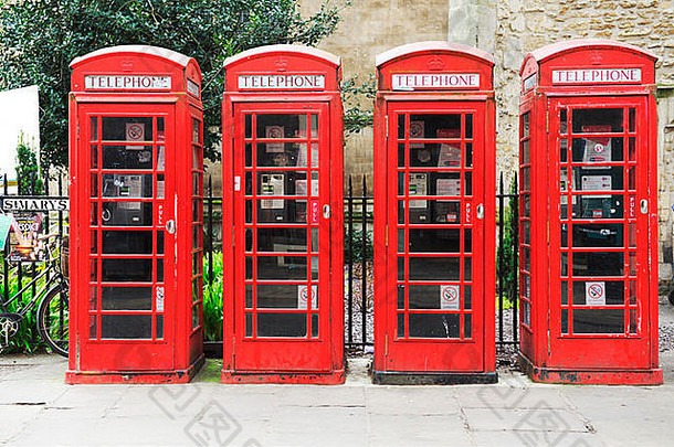 <strong>英国剑桥大学</strong>城一条街上的四个红色<strong>英国</strong>电信电话亭